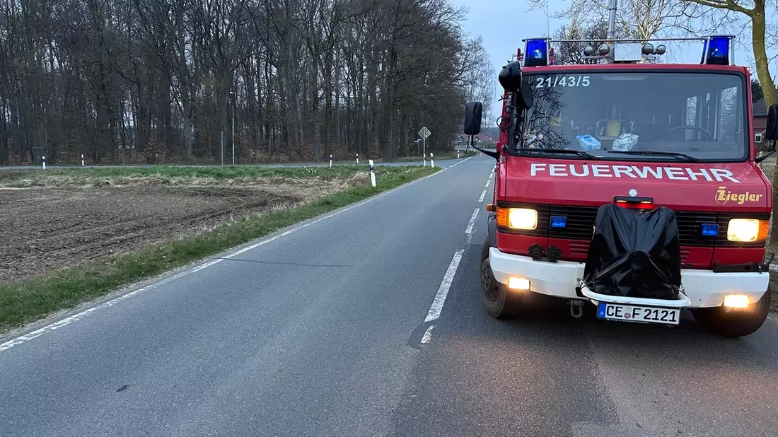 FW Flotwedel: Feuerwehr sichert Kreuzungsbereich wegen Ölspur - Bild: presseportal.de