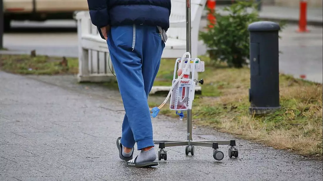 Patient mit Infusionsständer (Archiv) - Bild: über dts Nachrichtenagentur