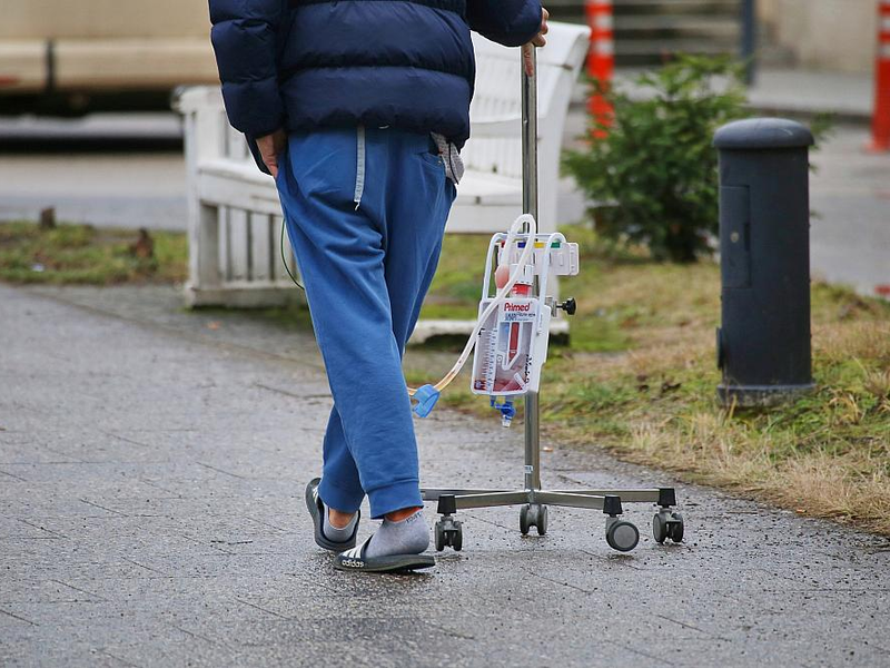 Patient mit Infusionsständer (Archiv) - Foto: über dts Nachrichtenagentur