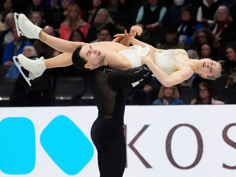 Nikita Wolodin (l) und Minerva Hase stellen bei der Eiskunstlauf-WM eine persönliche Bestleistung auf. - Foto: Charles Krupa/AP/dpa