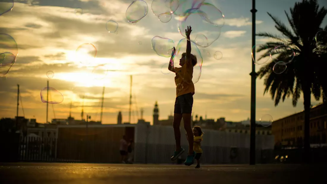 Mit der Umstellung auf die Sommerzeit gewinnen Menschen Tageslichtstunden für Freizeitaktivitäten. (Archivbild) - Bild: Francisco Seco/AP/dpa
