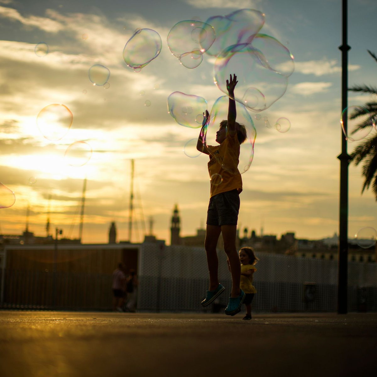 Mit der Umstellung auf die Sommerzeit gewinnen Menschen Tageslichtstunden für Freizeitaktivitäten. (Archivbild) - Foto: Francisco Seco/AP/dpa