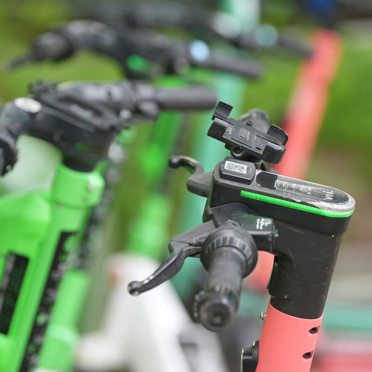 Wer eine Hand vom Lenker nimmt, erhöt sein Unfallrisiko beträchtlich. (Illustration) - Foto: Marcus Brandt/dpa