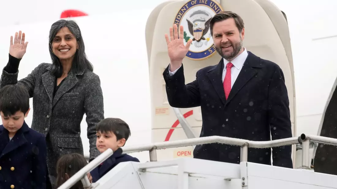 Werden auf Grönland nur US-Soldaten, aber keinen Grönländern zuwinken: Usha und J.D. Vance. (Archivbild) - Bild: Matthias Schrader/AP/dpa