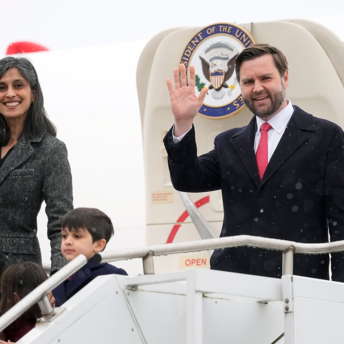 Werden auf Grönland nur US-Soldaten, aber keinen Grönländern zuwinken: Usha und J.D. Vance. (Archivbild) - Foto: Matthias Schrader/AP/dpa