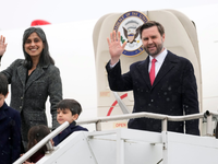 Werden auf Grönland nur US-Soldaten, aber keinen Grönländern zuwinken: Usha und J.D. Vance. (Archivbild) - Foto: Matthias Schrader/AP/dpa