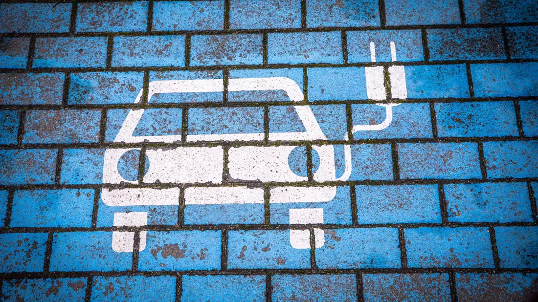 Dieser Parkplatz für ein Elektroauto, das seinen Akku auflädt, ist leer. (Symbolbild) - Bild: Jens Büttner/dpa