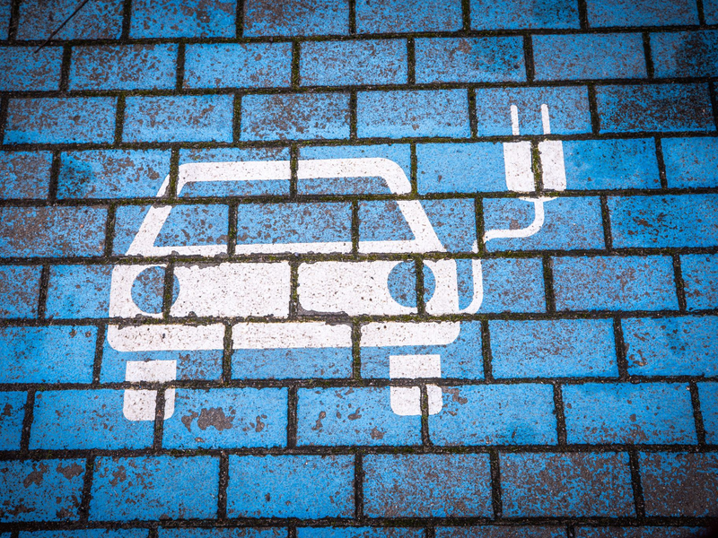 Dieser Parkplatz für ein Elektroauto, das seinen Akku auflädt, ist leer. (Symbolbild) - Foto: Jens Büttner/dpa