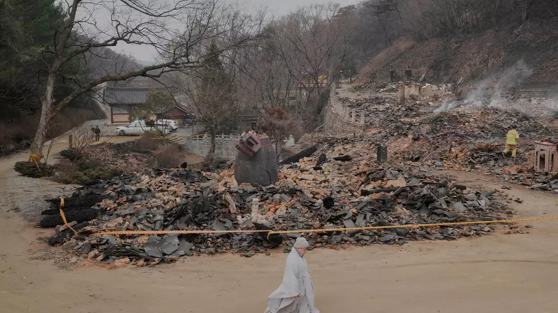 Bei den Bränden ist der über tausend Jahre alte Gounsa-Tempel zerstört worden. - Bild: Ahn Young-joon/AP/dpa