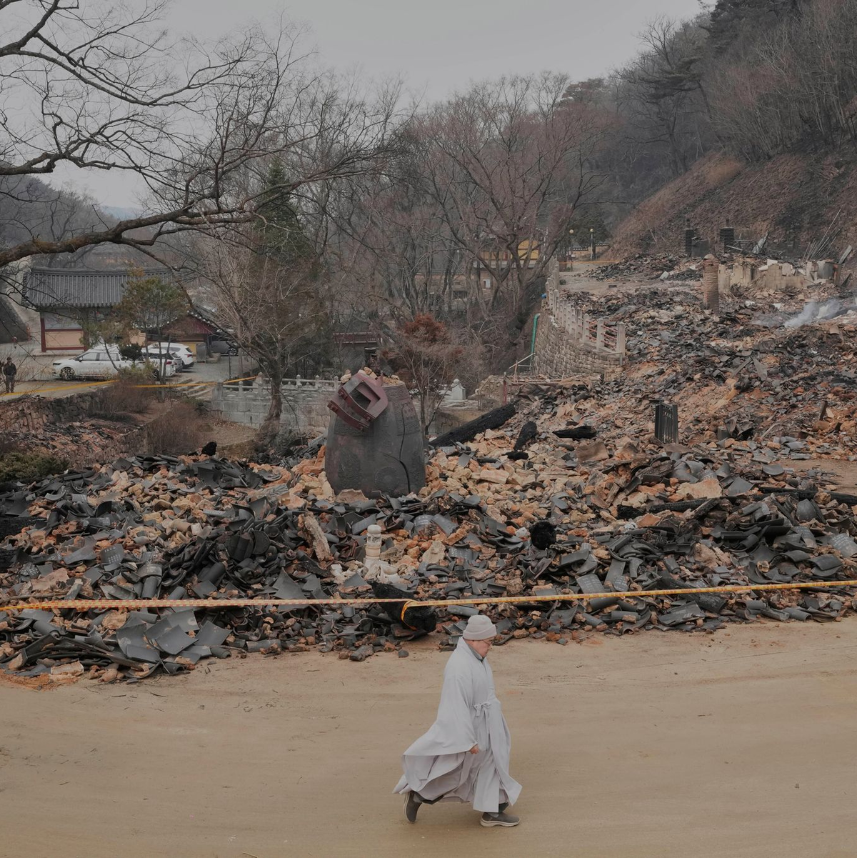 Bei den Bränden ist der über tausend Jahre alte Gounsa-Tempel zerstört worden. - Foto: Ahn Young-joon/AP/dpa