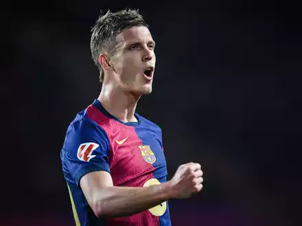 Barcelonas Dani Olmo verletzt sich im Spiel gegen Osasuna. - Foto: Matthieu Mirville/ZUMA Press Wire/dpa