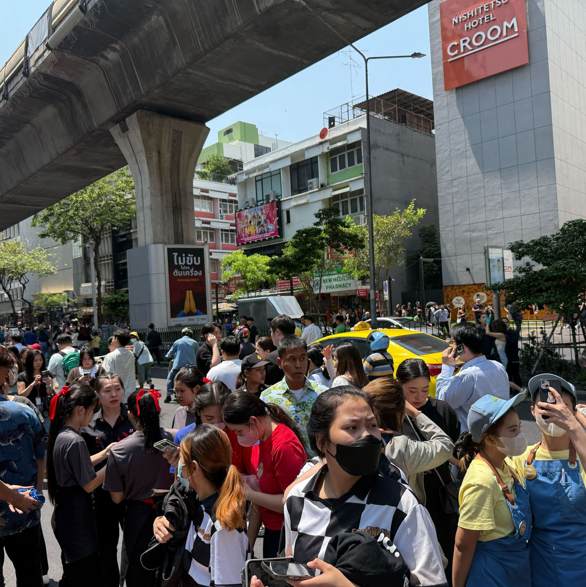 In Bangkok sind viele in Alarmbereitschaft - jetzt wurden wieder Hochhäuser evakuiert. - Foto: Carola Frentzen/dpa