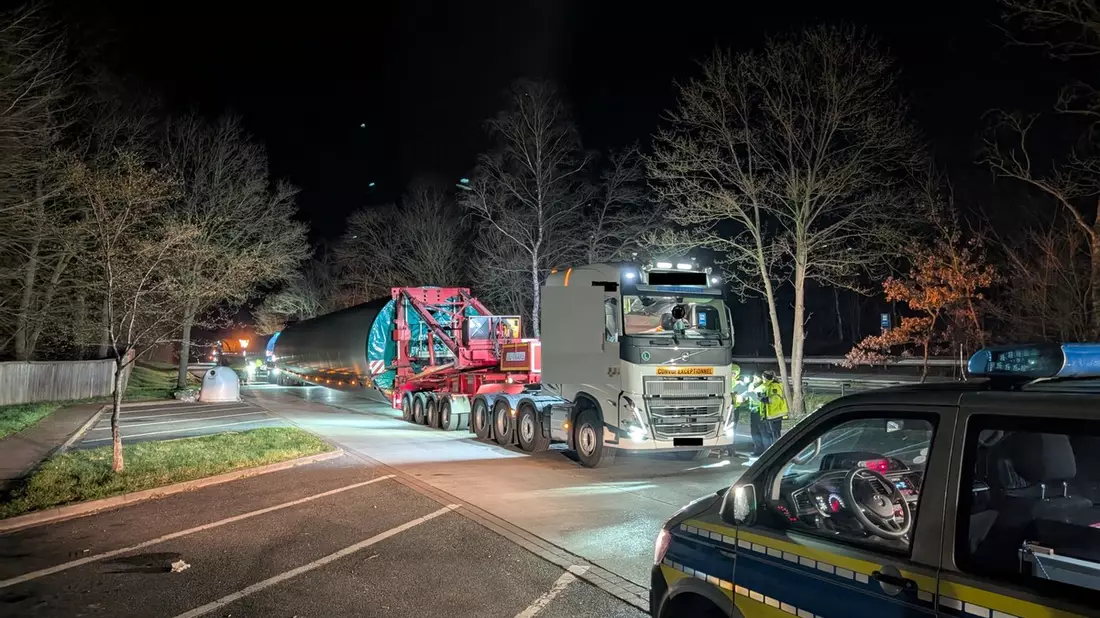 POL-CUX: Kontrolle von Großraum- und Schwertransport bringt diverse Verstöße ans Licht - 11 von 15 Transporten nicht vorschriftsgemäß (Foto im Anhang) - Bild: presseportal.de