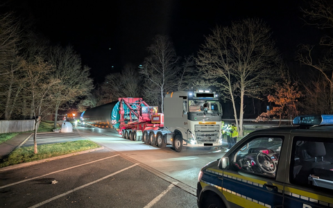 POL-CUX: Kontrolle von Großraum- und Schwertransport bringt diverse Verstöße ans Licht - 11 von 15 Transporten nicht vorschriftsgemäß (Foto im Anhang) - Foto: presseportal.de