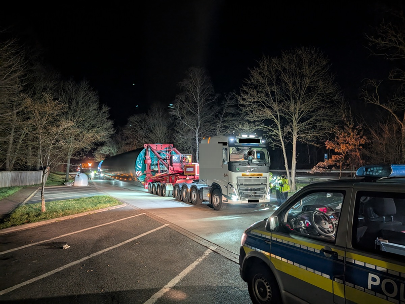 POL-CUX: Kontrolle von Großraum- und Schwertransport bringt diverse Verstöße ans Licht - 11 von 15 Transporten nicht vorschriftsgemäß (Foto im Anhang) - Foto: presseportal.de
