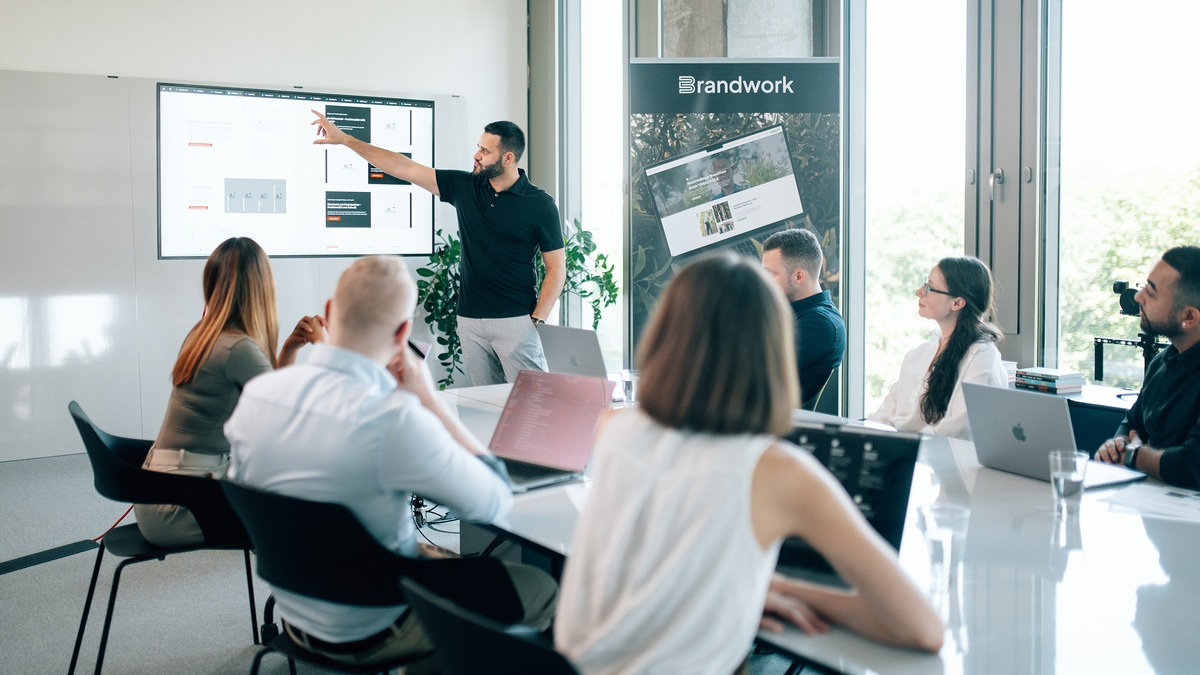 Die digitale Lücke im Mittelstand: Artur Gilbert von der Brandwork Branding & Marketing GmbH verrät, warum 2025 über Erfolg oder Stagnation entscheidet - Foto: presseportal.de