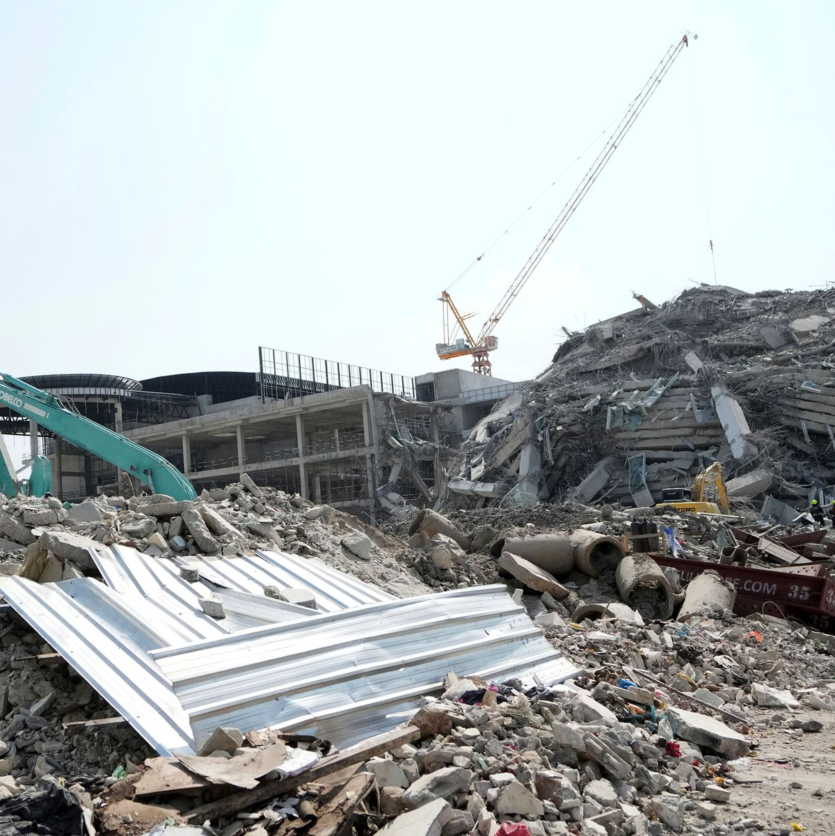 In Bangkok wird ein Verletzter von der Baustelle eines eingestürzten Hochhaus-Rohbaus gebracht. - Foto: Sakchai Lalit/AP/dpa