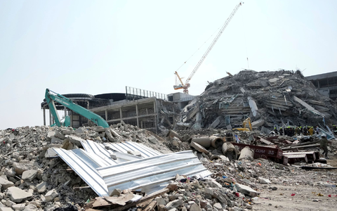 In Bangkok wird ein Verletzter von der Baustelle eines eingestürzten Hochhaus-Rohbaus gebracht. - Foto: Sakchai Lalit/AP/dpa