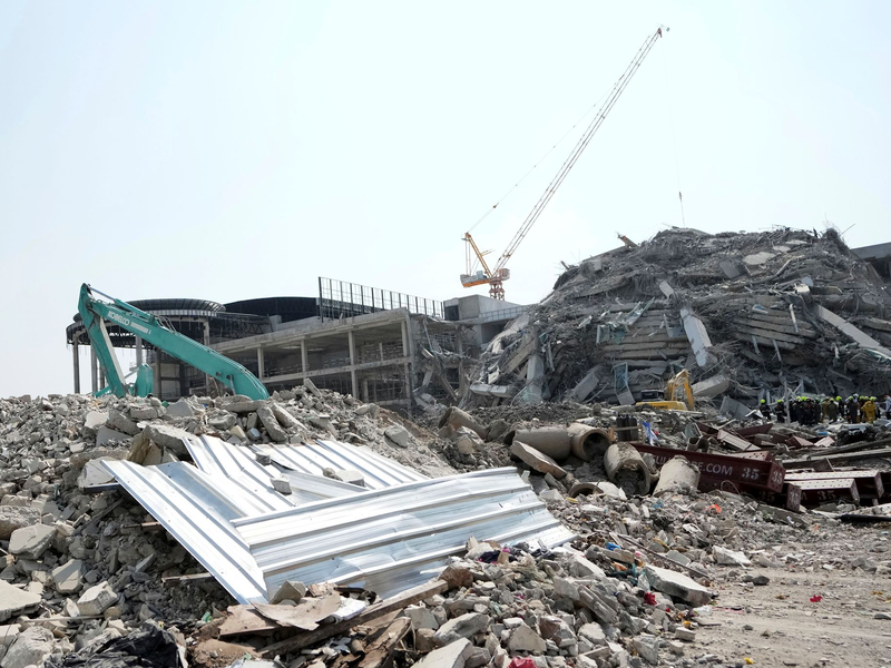 Rettungskräfte sind vor einem Hochhaus im Einsatz, das nach einem Erdbeben der Stärke 7,7 in Bangkok eingestürzt ist. - Foto: Sakchai Lalit/AP/dpa