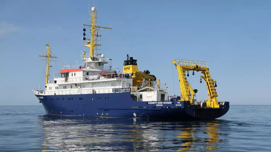 Vom Forschungsschiff «Elisabeth Mann Borgese» aus haben Forscher Sedimentproben mit der Kieselalge vom Grund der Ostsee geholt. (Archivbild) - Bild: Bernd Wüstneck/dpa