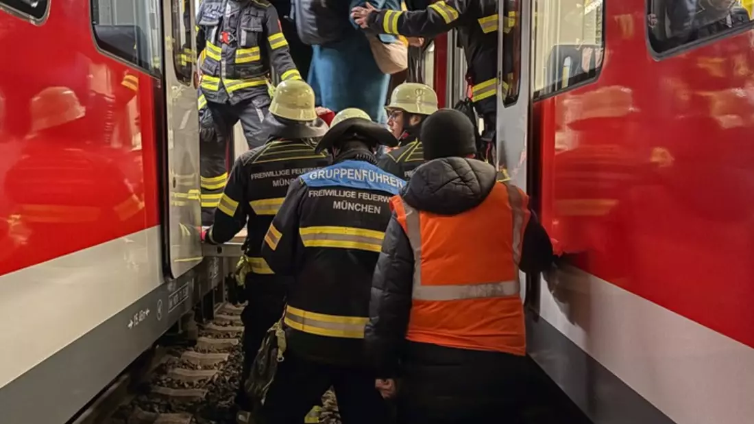 FW-M: S-Bahngästen beim Umstieg geholfen (Englschalking) - Bild: presseportal.de