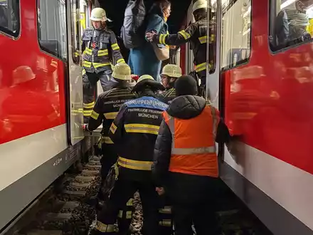 FW-M: S-Bahngästen beim Umstieg geholfen (Englschalking) - Foto: presseportal.de