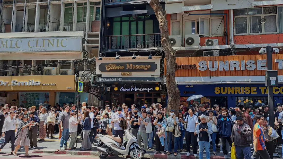 In Thailands Hauptstadt Bangkok zittert minutenlang die Erde, Menschen verlassen Gebäude.  - Bild: Chutima Lalit/AP/dpa