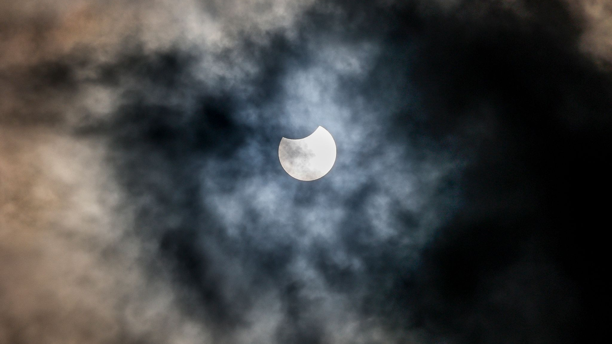 Mit etwas Glück ist die Sonne am Samstag wie ein angebissener Keks über Deutschland zu sehen. (Archivbild) - Foto: Axel Heimken/dpa