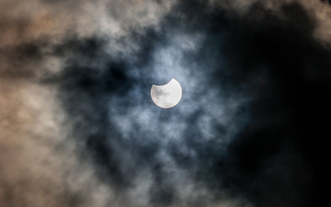 Mit etwas Glück ist die Sonne am Samstag wie ein angebissener Keks über Deutschland zu sehen. (Archivbild) - Foto: Axel Heimken/dpa