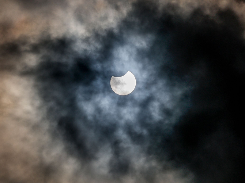 Mit etwas Glück ist die Sonne am Samstag wie ein angebissener Keks über Deutschland zu sehen. (Archivbild) - Foto: Axel Heimken/dpa