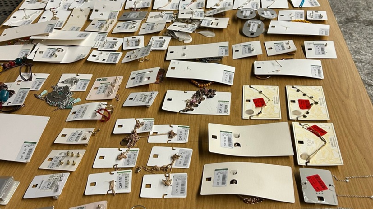 HZA-RO: Traunsteiner ZOLL stoppt Schmuggel von knapp 600 Modeschmuckstücken bei Reisender aus der Schweiz - Foto: presseportal.de