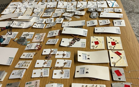 HZA-RO: Traunsteiner ZOLL stoppt Schmuggel von knapp 600 Modeschmuckstücken bei Reisender aus der Schweiz - Foto: presseportal.de