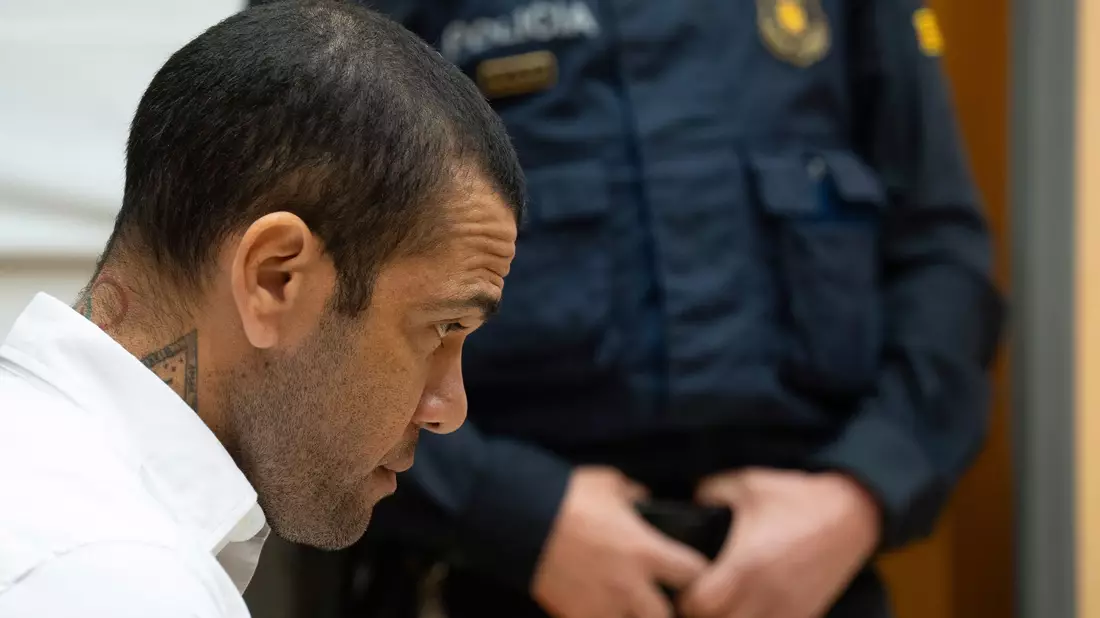 Ein Berufungsgericht in Barcelona hat den brasilianischen Fußball-Profi Dani Alves vom Vorwurf der sexuellen Aggression freigesprochen. Er hatte 14 Monate hinter Gittern gesessen. - Bild: D.Zorrakino/AP/dpa
