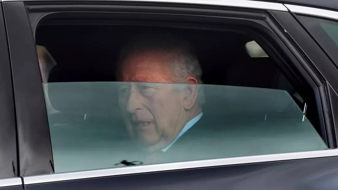 König Charles III. musste vorübergehend ins Krankenhaus. - Bild: Yui Mok/PA/AP/dpa