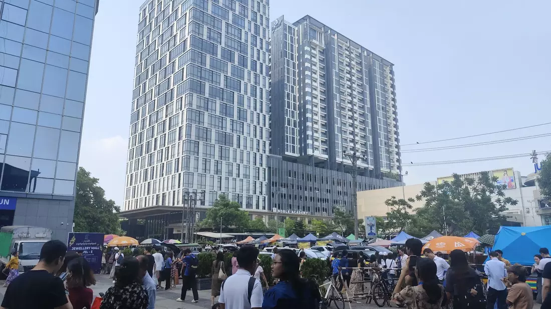 Zahlreiche Menschen flohen in Yangon auf die Straße. - Bild: --/XinHua/dpa
