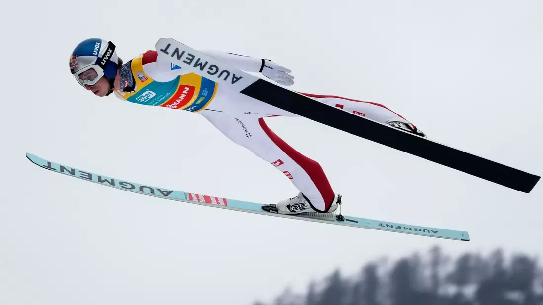 Andreas Wellinger freut sich zum Abschluss über Platz drei. - Bild: Darko Bandic/AP/dpa