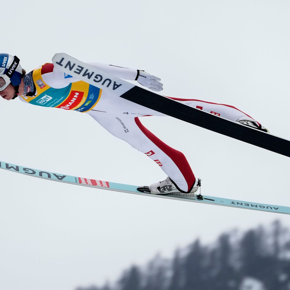 Andreas Wellinger freut sich zum Abschluss über Platz drei. - Foto: Darko Bandic/AP/dpa