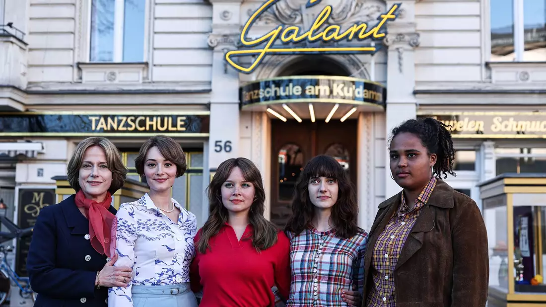 Momentan wird die vierte Staffel der «Ku'damm»-Reihe gedreht, unter anderem in Berlin-Charlottenburg. - Bild: Hannes P. Albert/dpa