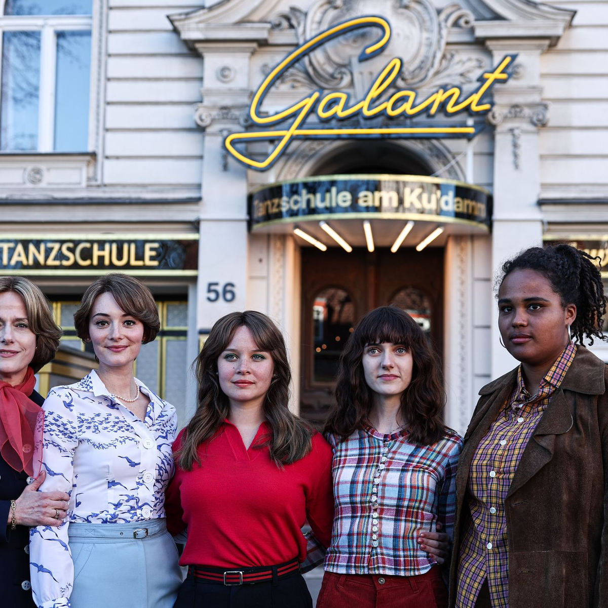 Momentan wird die vierte Staffel der «Ku'damm»-Reihe gedreht, unter anderem in Berlin-Charlottenburg. - Foto: Hannes P. Albert/dpa