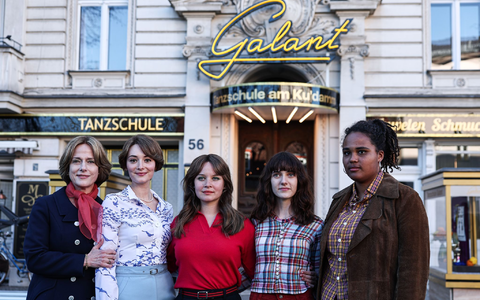 Momentan wird die vierte Staffel der «Ku'damm»-Reihe gedreht, unter anderem in Berlin-Charlottenburg. - Foto: Hannes P. Albert/dpa Momentan wird die vierte Staffel der «Ku'damm»-Reihe gedreht, unter anderem in Berlin-Charlottenburg. - Foto: Hannes P. Albert/dpa