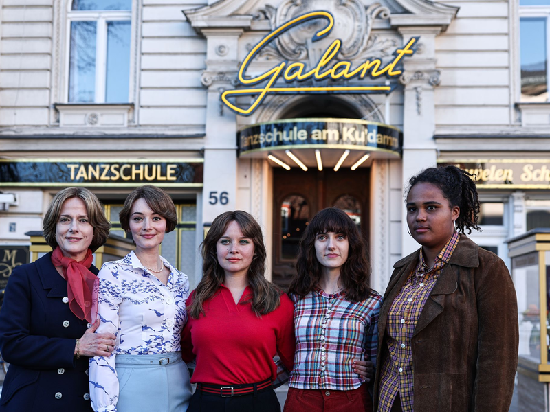 Momentan wird die vierte Staffel der «Ku'damm»-Reihe gedreht, unter anderem in Berlin-Charlottenburg. - Foto: Hannes P. Albert/dpa