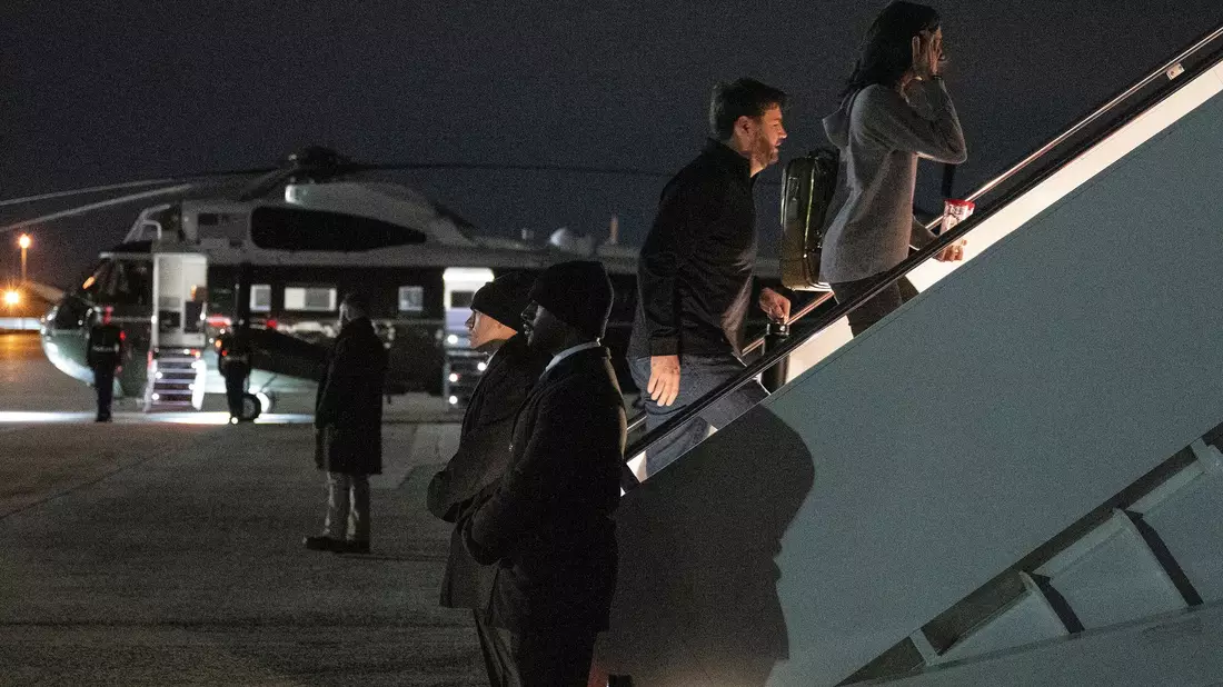 J.D. und Usha Vance machten sich am frühen US-Morgen auf den Weg nach Grönland. - Bild: Jim Watson/Pool AFP/AP/dpa