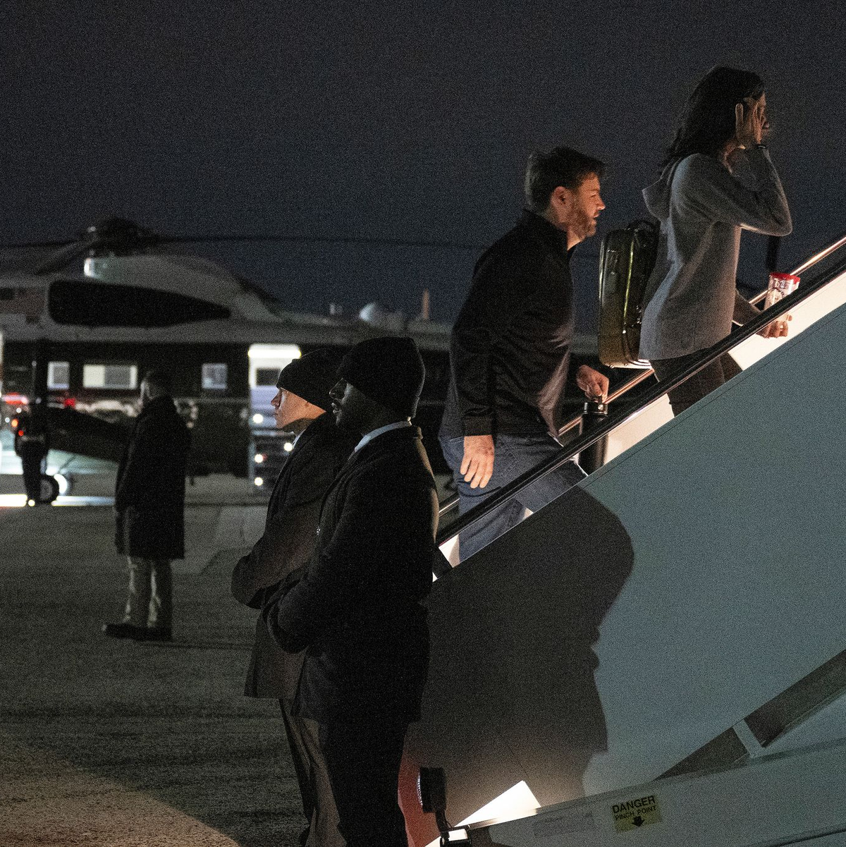 J.D. und Usha Vance machten sich am frühen US-Morgen auf den Weg nach Grönland. - Foto: Jim Watson/Pool AFP/AP/dpa