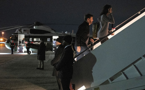 J.D. und Usha Vance machten sich am frĂŒhen US-Morgen auf den Weg nach Grönland. - Foto: Jim Watson/Pool AFP/AP/dpa J.D. und Usha Vance machten sich am frĂŒhen US-Morgen auf den Weg nach Grönland. - Foto: Jim Watson/Pool AFP/AP/dpa