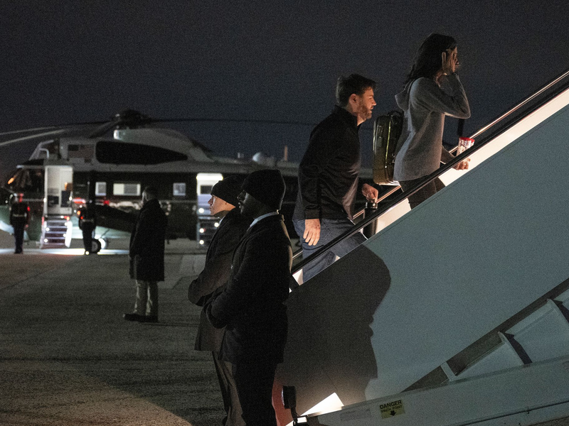 J.D. und Usha Vance machten sich am frühen US-Morgen auf den Weg nach Grönland. - Foto: Jim Watson/Pool AFP/AP/dpa