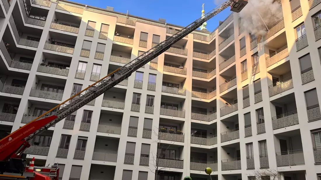 FW Dresden: Balkonbrand & Verkehrsunfall - Bild: presseportal.de