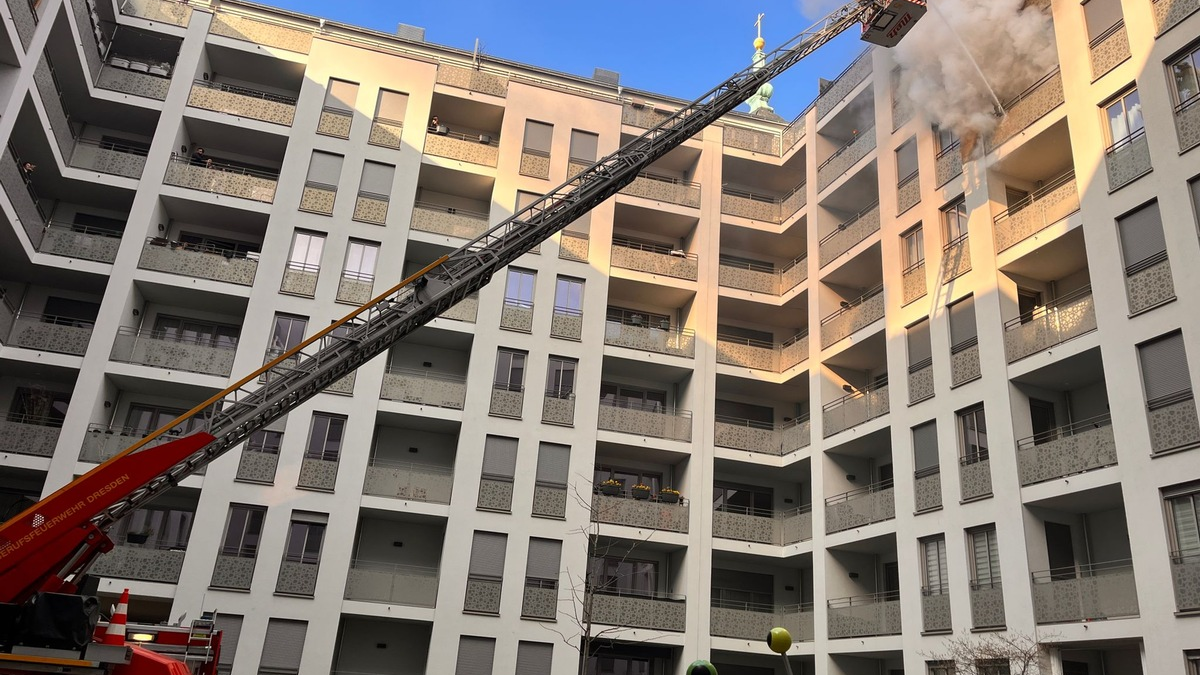 FW Dresden: Balkonbrand & Verkehrsunfall - Foto: presseportal.de