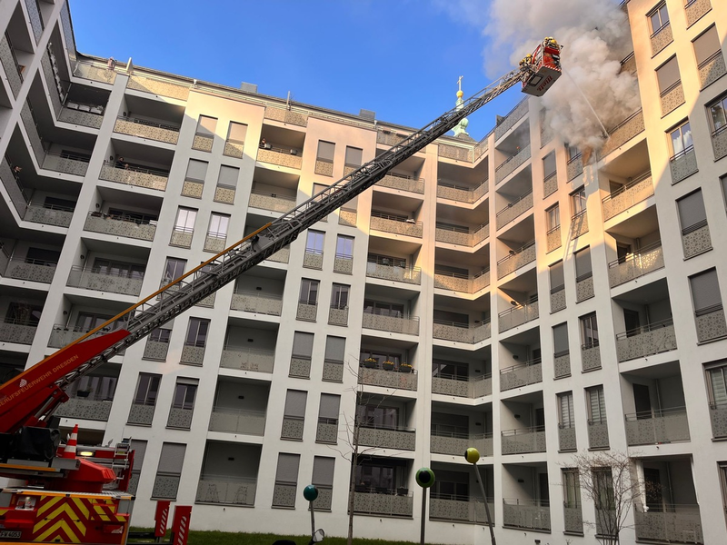 FW Dresden: Balkonbrand & Verkehrsunfall - Foto: presseportal.de