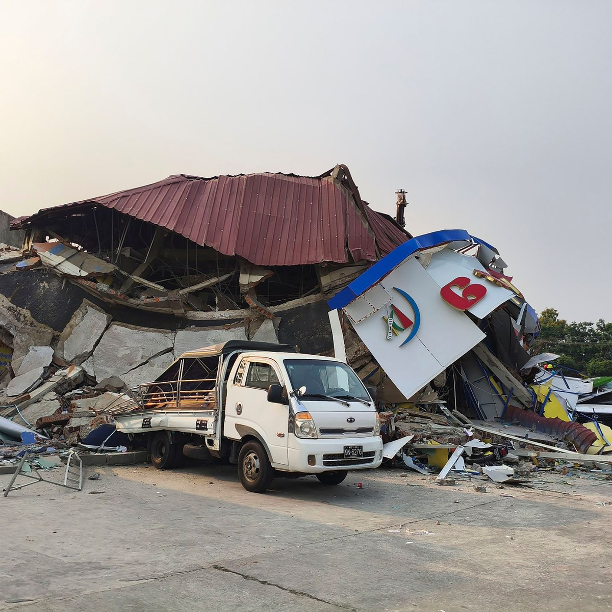 Militärchef Min Aung Hlaing inspiziert in Myanmar eine stark beschädigte Straße.  - Foto: Uncredited/The Myanmar Military True News Information Team/AP/dpa