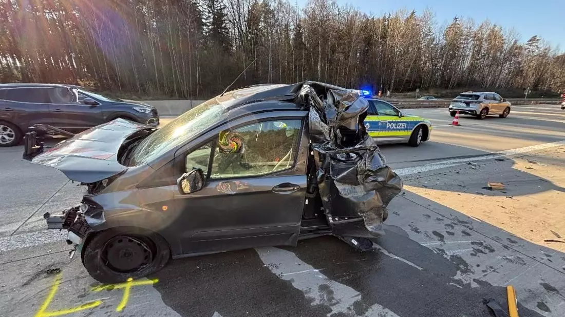 API-TH: Sattelzug kollidiert mit Pannen Pkw auf Standstreifen auf der Autobahn 9 bei Eisenberg! - Bild: presseportal.de